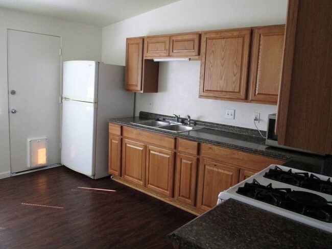Building Photo - Light  Airy Duplex