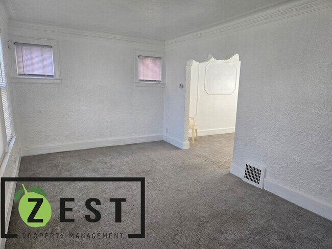 Foto del edificio - Gorgeous 3 BED 1 BATH - 1,200 Available Now!!!