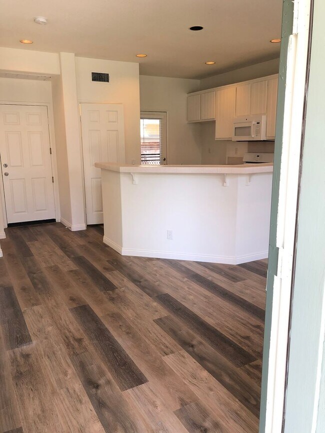 Foto del edificio - CHARMING 3 BR/2.5 BATH  " TWELVE PICKET LA...