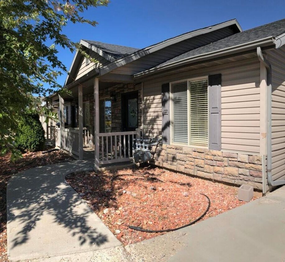 Primary Photo - 2 Bedroom 1 bath Twin Home in a Great Area