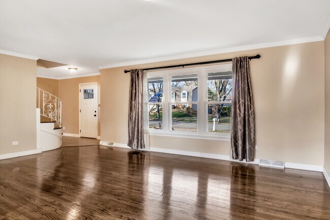 Building Photo - 45 University Dr