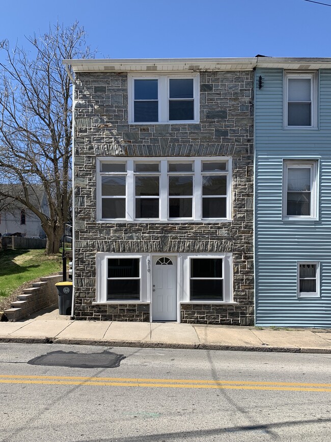 Building Photo - 210 Bradford Ave
