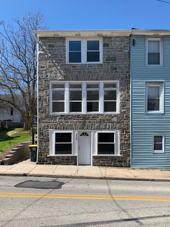 Foto del edificio - 210 Bradford Ave