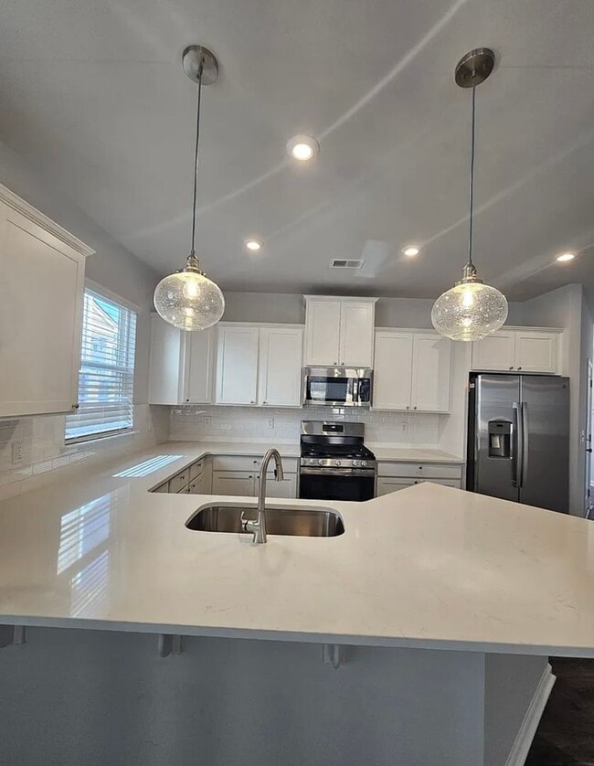 Foto del edificio - Very Spacious Townhome Available For Move In March 2026