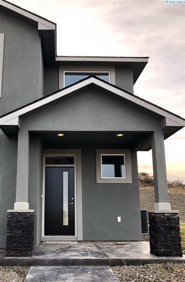 Building Photo - Top of Hill View Home