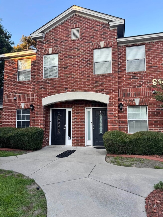Building Photo - 914 Hillside Dr S