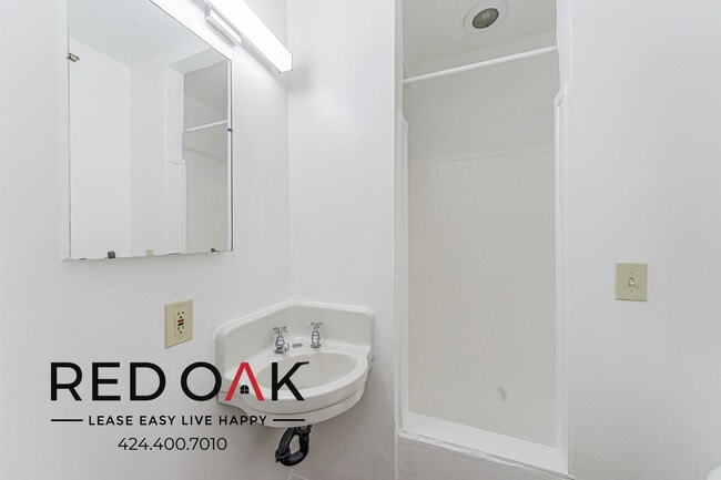 Building Photo - 1559 N Hill Ave