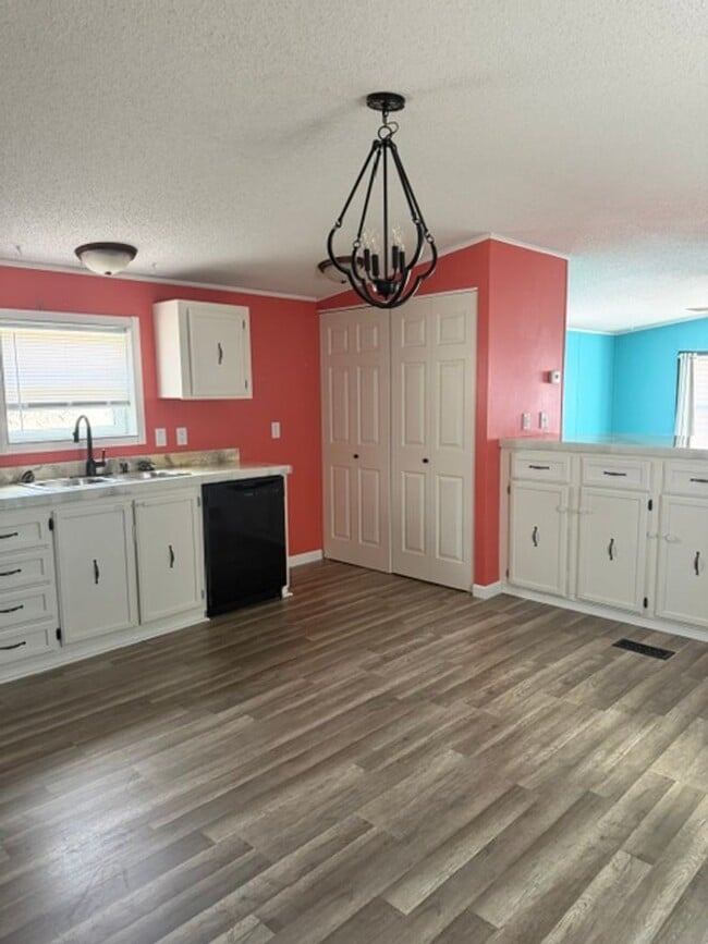 Building Photo - 2 Bedroom, 1 Bathroom Manufactured Home