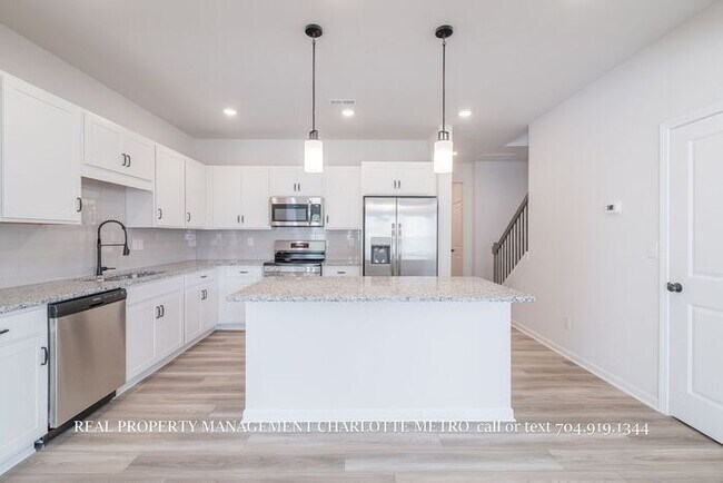 Building Photo - Modern 3BR Townhome Near Uptown