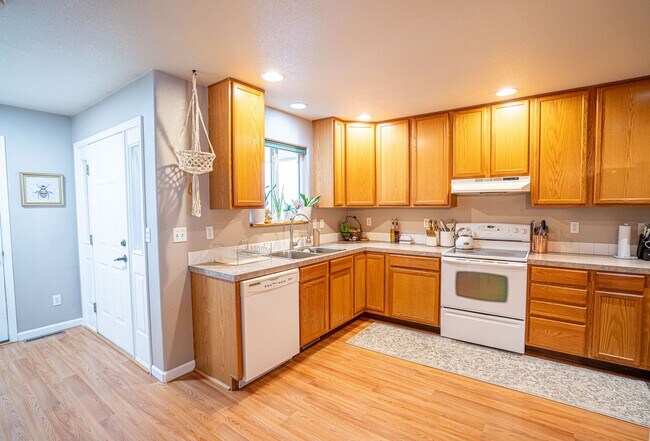 Foto del edificio - 5 Bedroom 3 Bath paired home in Greeley