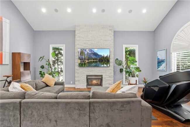 Building Photo - 129 N Crescent Heights Blvd