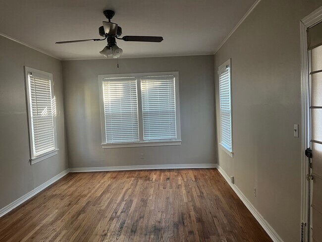 Den - 3813 Creswell Ave