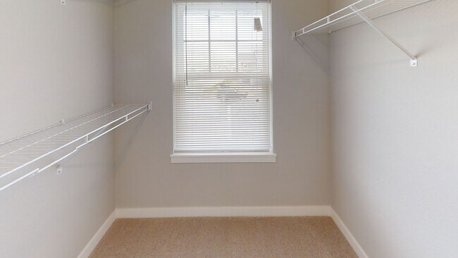 Foto del edificio - Condo Style Upper 2 Bedroom 2 Bathroom Apartment is Available