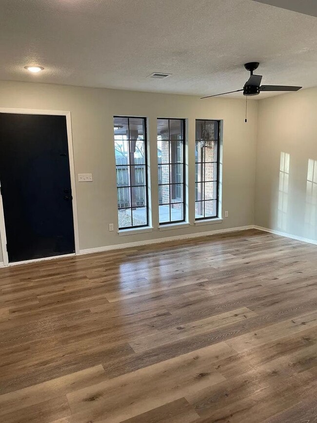 Building Photo - Perfect 2 Bedroom, 1 Bathroom!