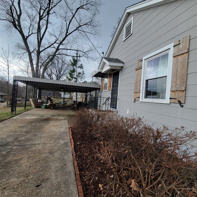 Building Photo - 140 Lake Dr