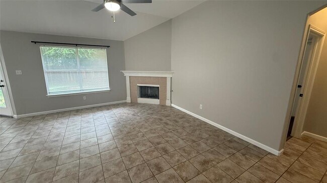 Building Photo - 605 Columbine Ave