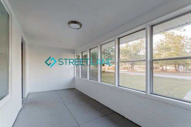 Building Photo - $500 off first month or Amazon Gift Card b...