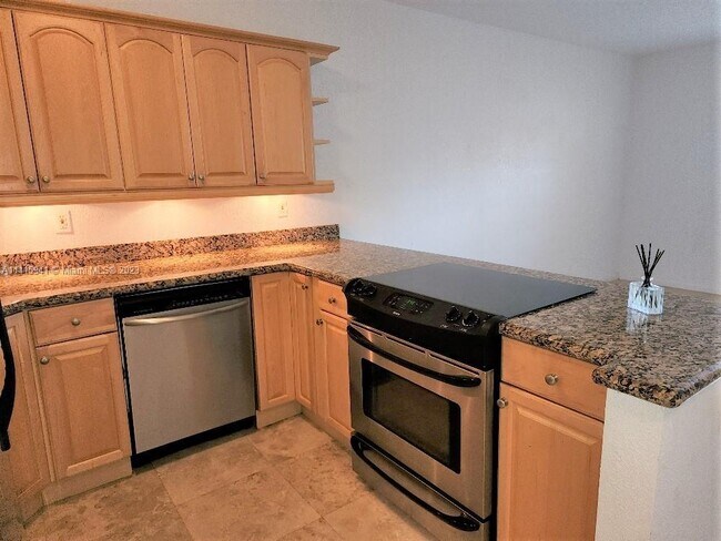 Building Photo - 2665 Middle River Dr