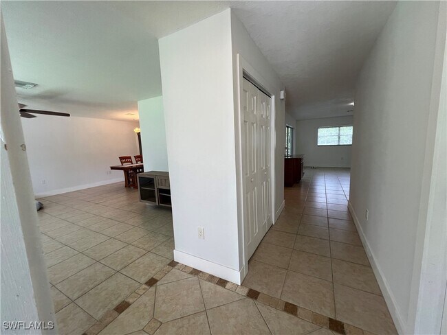 Foto del edificio - 858 Rose Way