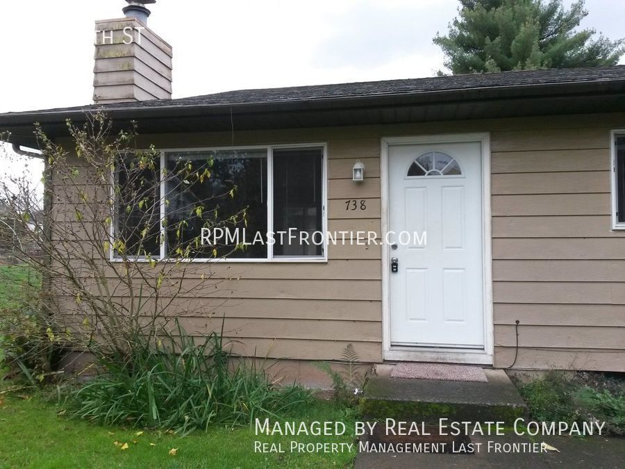 Primary Photo - Ranch Style Duplex with brand new carpet w...