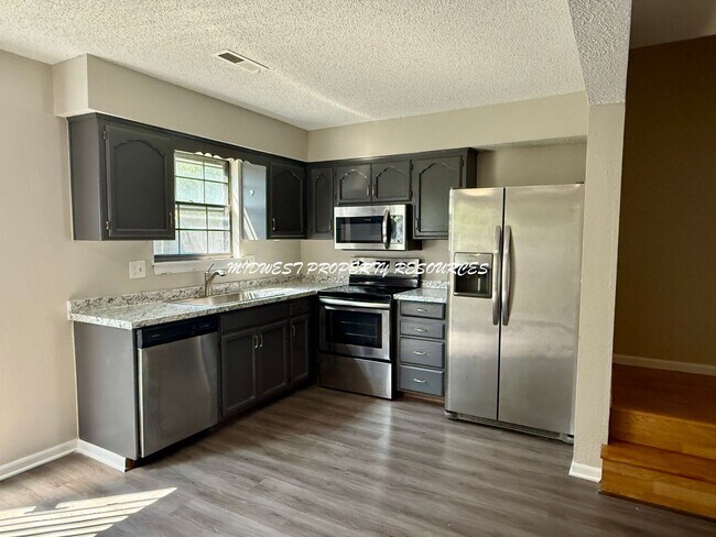 Foto del edificio - Beautiful 2 Bedroom Townhome with Updated ...