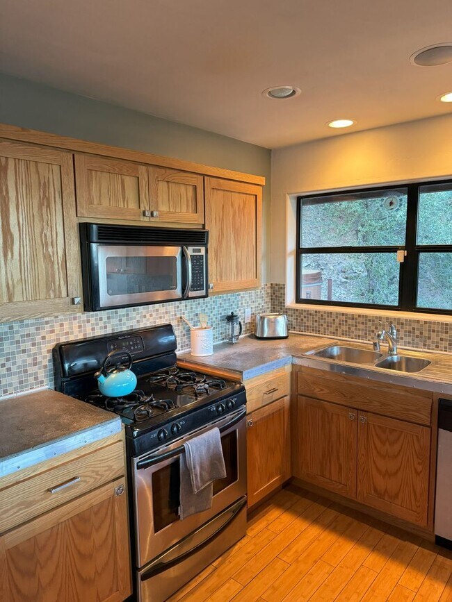 Foto del edificio - 2-Bed, 1-Bath Mountain Cabin Retreat with ...