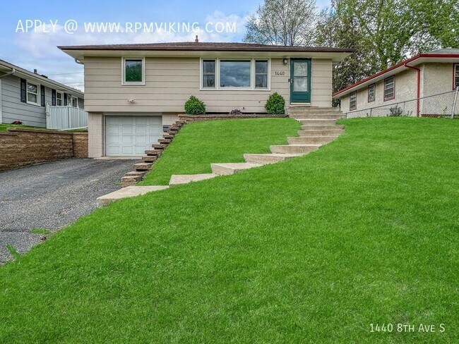Building Photo - 3br 1ba 2cg ~ Security Deposit Free Altern...