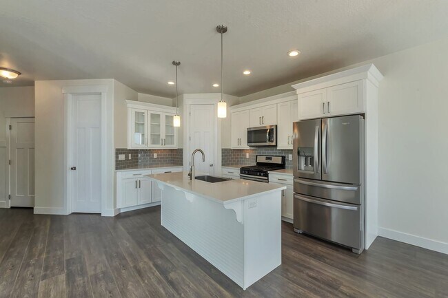 Foto del edificio - Modern Row End Townhome w 2 car attached g...
