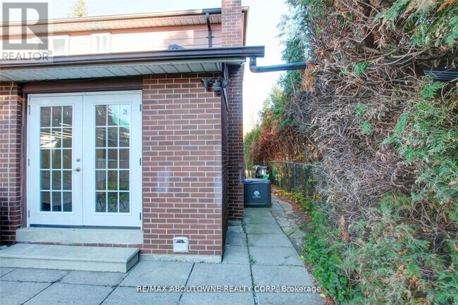 Building Photo - 14 Angus Dr