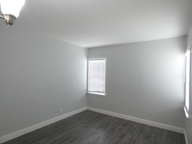 Foto del edificio - 15714 Halldale Ave