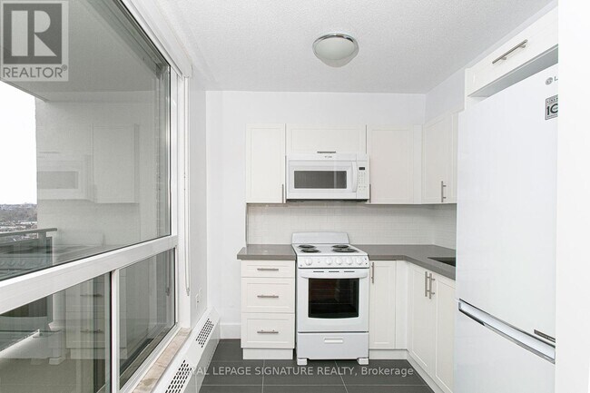 Photo du bâtiment - 666-1666 Spadina Ave.