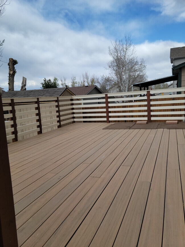 beautiful new deck - 5050 Rushford Pl