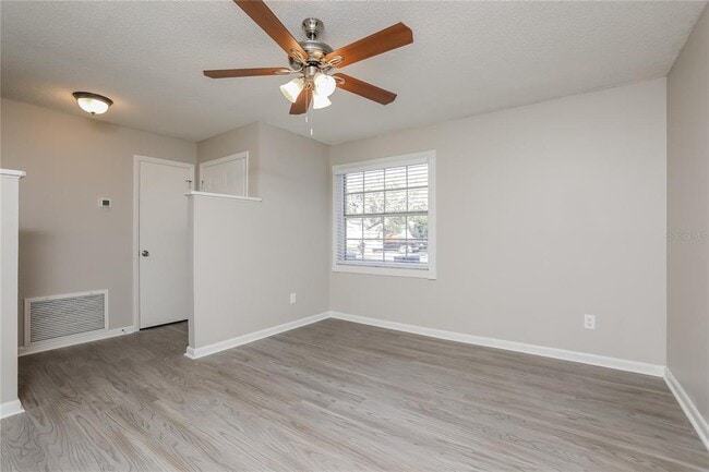 Foto del edificio - 3074 Riverbrook Dr