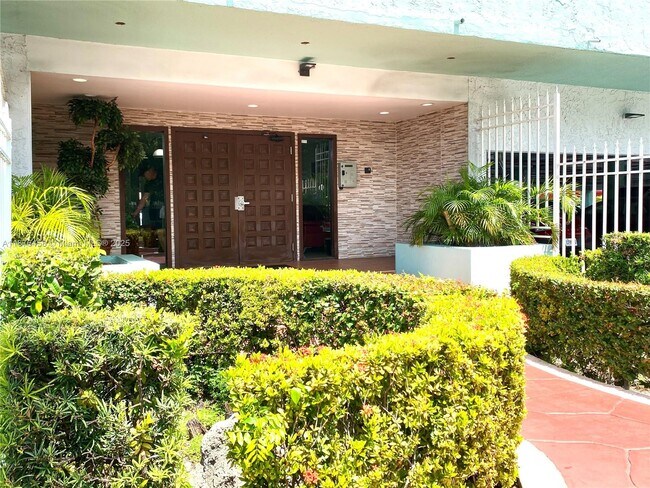 Foto del edificio - 1825 W 44th Pl