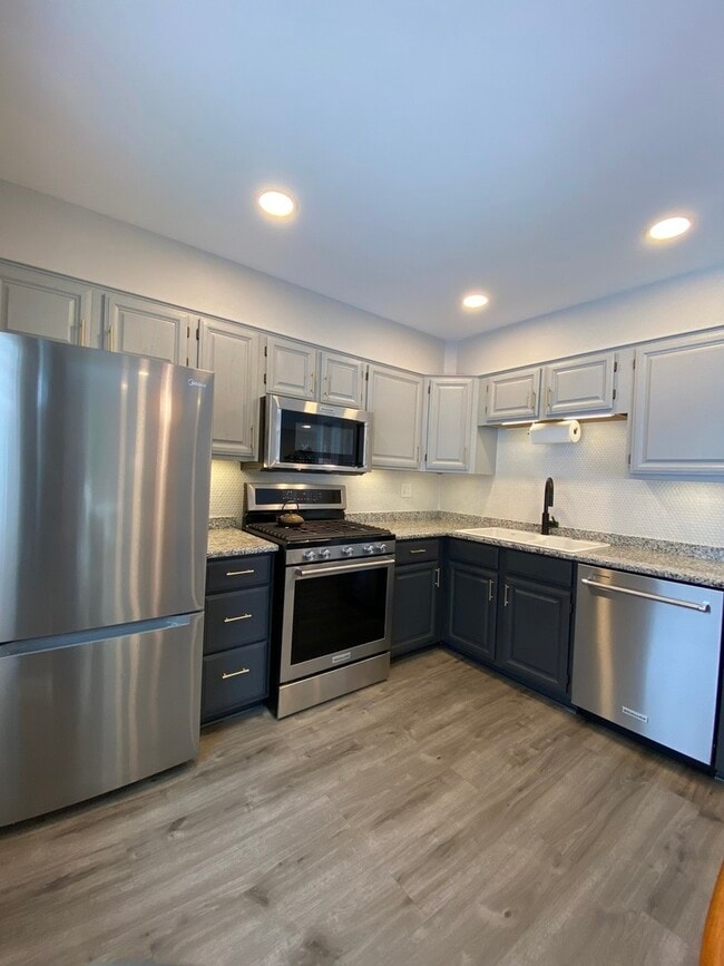 Building Photo - 221 Nordica Ave