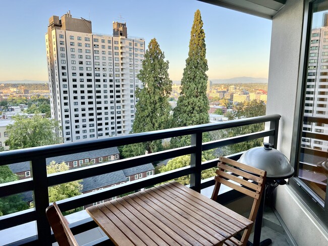 Covered balcony - 2245 SW Park Pl