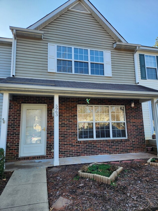 Foto principal - 2 Bedroom Townhome in Huntington Ridge