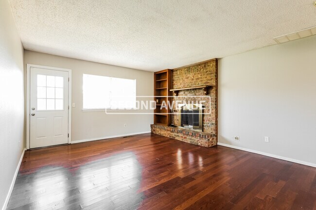 Building Photo - 2412 Crystal Dr