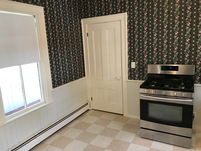 Building Photo - 8 Meridian St