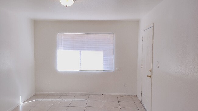 Foto del edificio - 6742 W Palmaire Ave