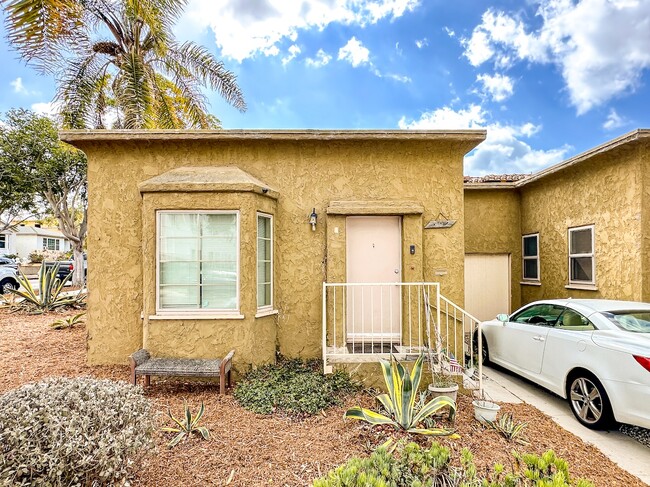 Building Photo - 302 W Mariposa Ave