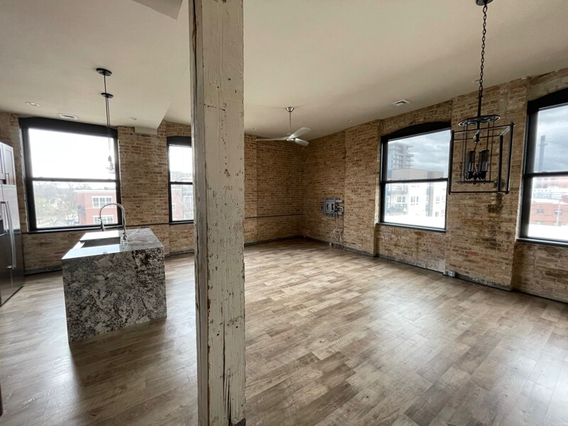 Primary Photo - 123 N Blount St