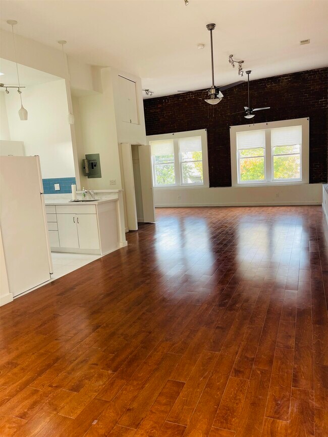 Building Photo - 158 Mallory Ave