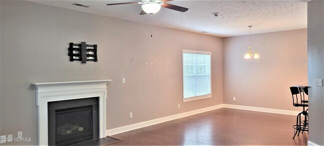 Building Photo - 723 N Chapin Rd