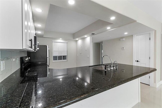 Building Photo - 605 Oaks Dr