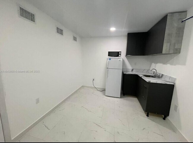 Foto del edificio - 3501 NW 182nd St