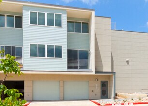 Building Photo - 604 N Bluff Dr