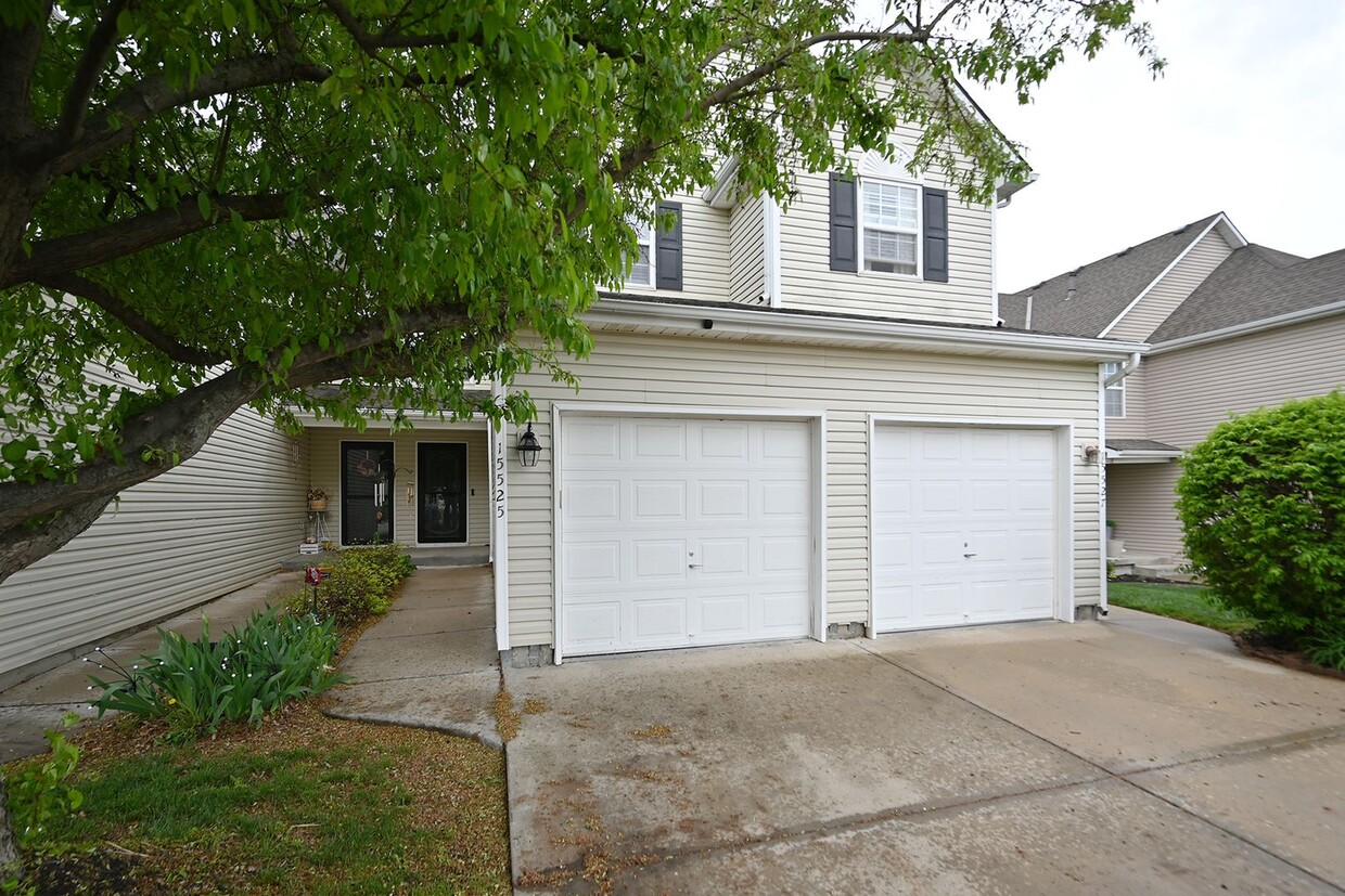 Foto principal - Nice 2 bedroom, 2.5 bath Townhouse with ba...