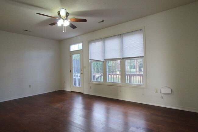 Foto del edificio - 3-Bedroom Townhome with Bonus Room, Large Deck and Garage!