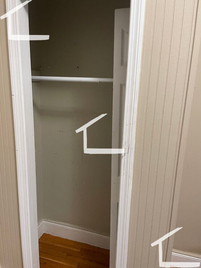 Building Photo - 2BR 1Bth unit! Great location! Heat / Hot Water included! Laundry in building
